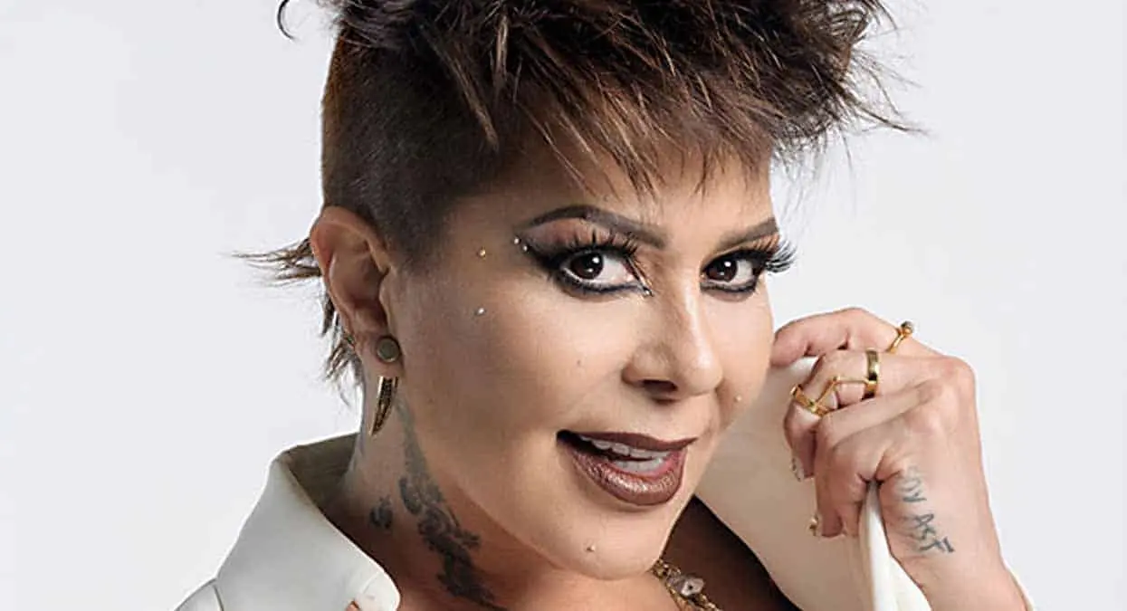 Critican a Alejandra Guzmán por posar en bikini en la playa