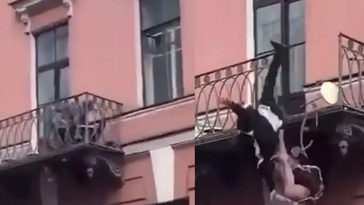 VIDEO. Les gana la pasión y caen desde balcón de segundo piso