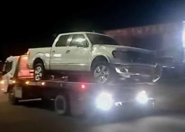 Conductor se mete a lote de carros