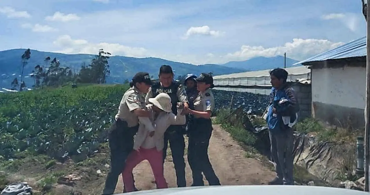 VIDEO. Dio patadas en cara y costillas a su hijo; la detuvieron