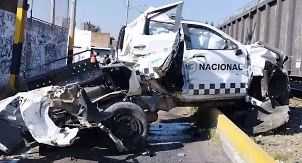 VIDEO. Guardia Nacional quiso ganarle el paso al tren... y perdió