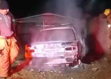 Arrasa fuego con auto en la México