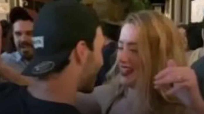 VIDEO. Captan a Amber Heard bailando música de Selena VIDEO. Captan a Amber Heard bailando música de Selena