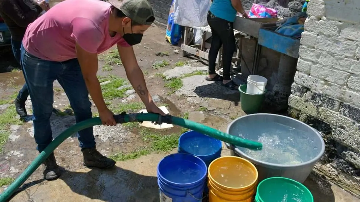 Llega agua de madrugada en la Allende