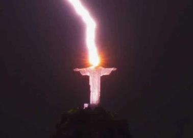 Rayo impacta la cabeza del Cristo Redentor Rayo impacta la cabeza del Cristo Redentor