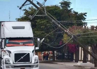 Tráiler derriba postes en la Niños Héroes