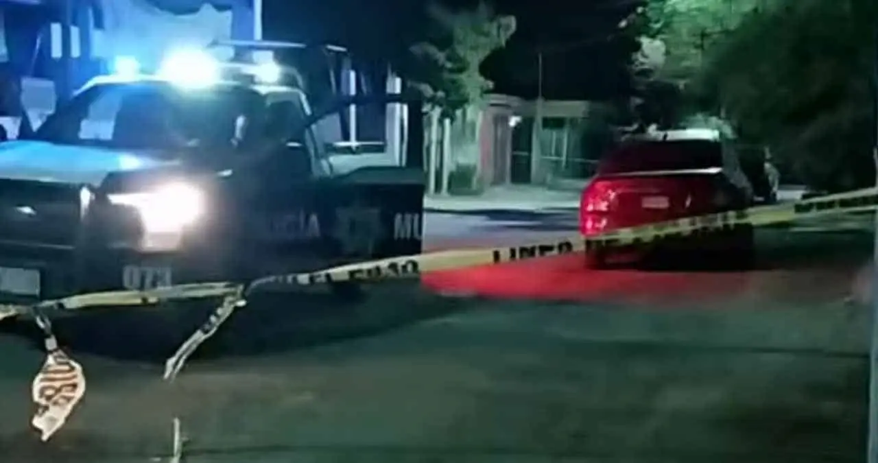 Lo hallan muerto dentro de auto