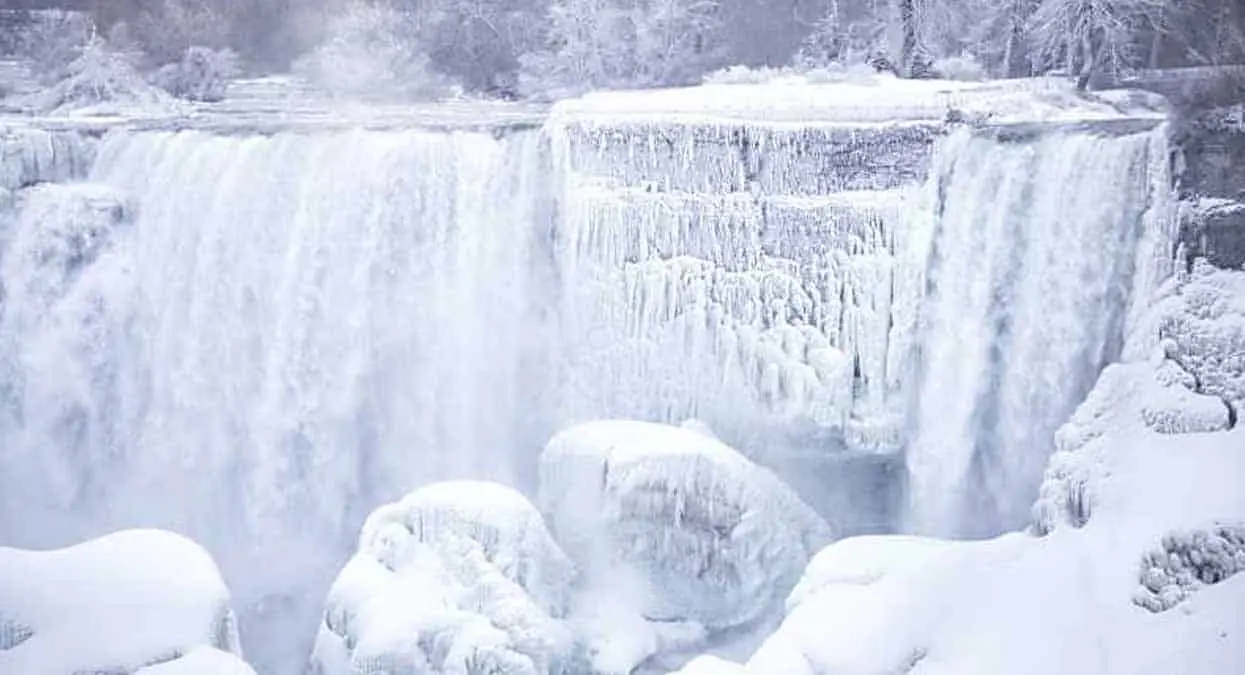 Salta con su hijo en brazos de las cataratas del Niágara