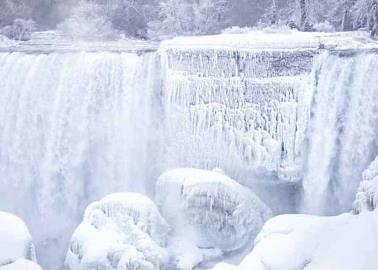 Salta con su hijo en brazos de las cataratas del Niágara