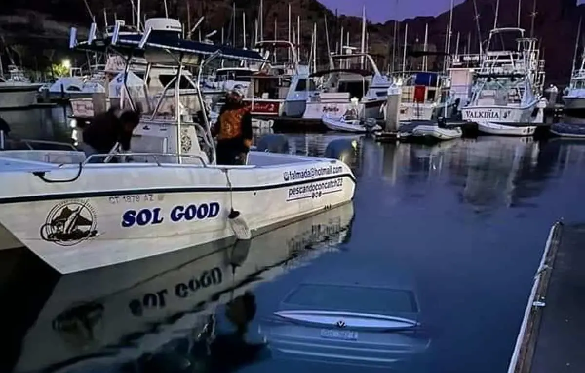 Cae carro al mar en San Carlos