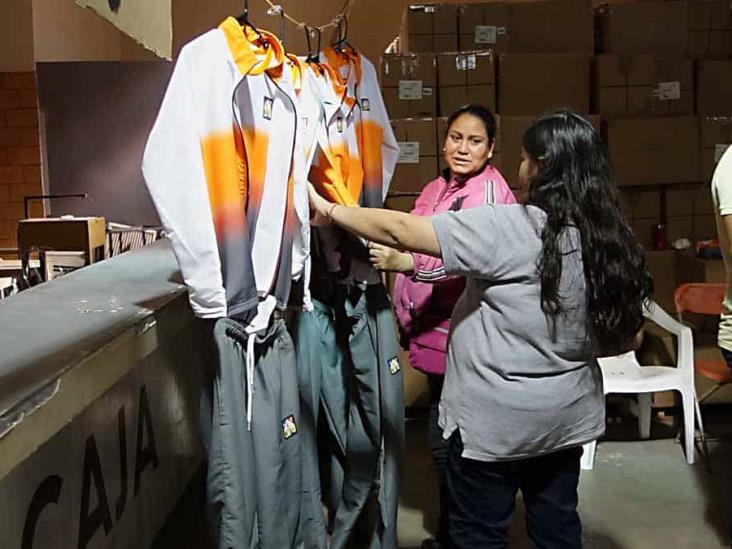 Entregan uniformes a estudiantes de secundaria Entregan uniformes a estudiantes de secundaria