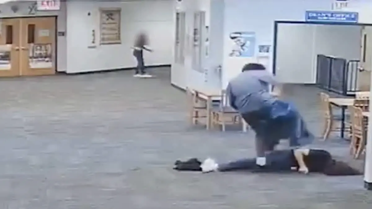 VIDEO. Adolescente ataca brutalmente a su maestra