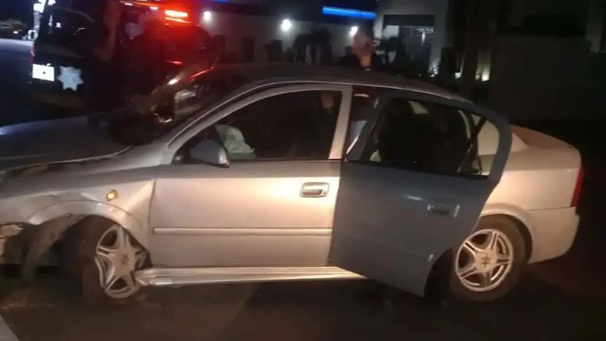 Se impacta con poste de alumbrado