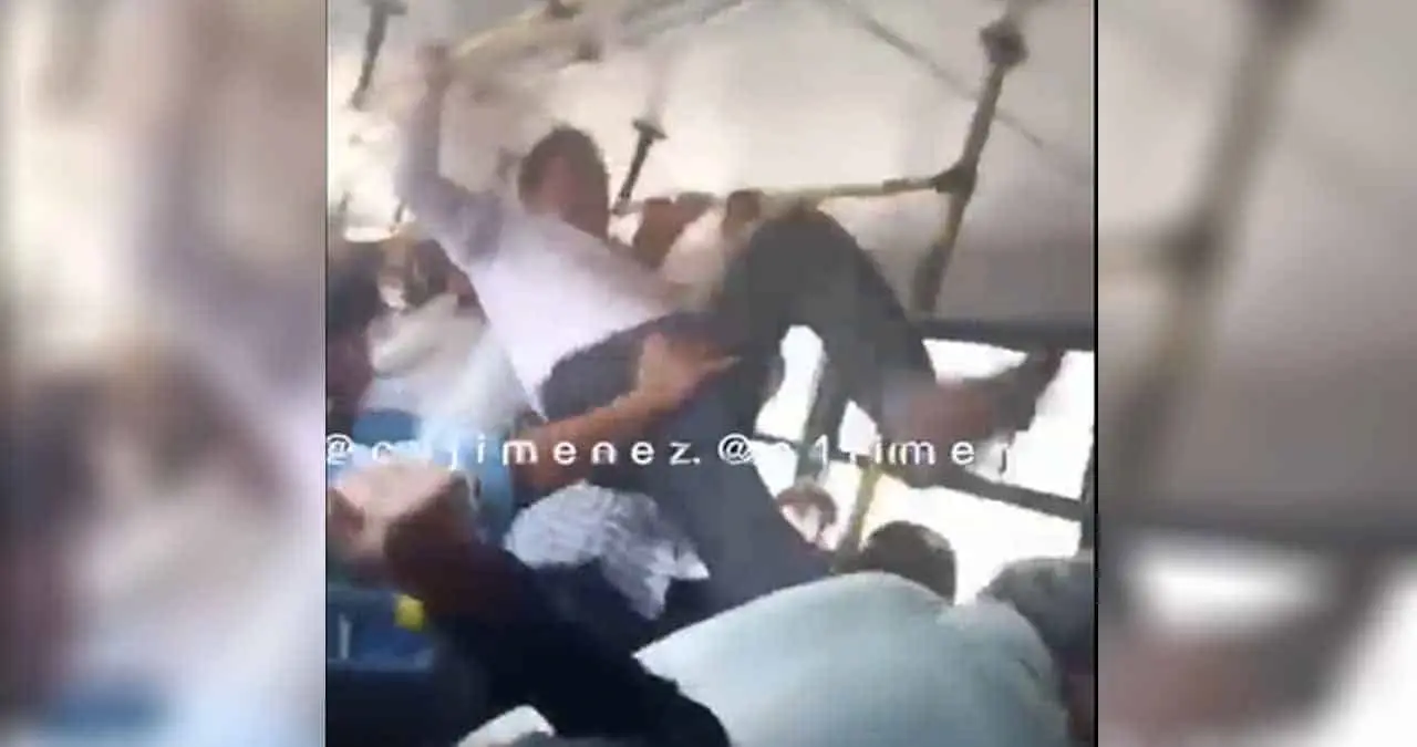 Video. Se armó la trifulca en camión de pasajeros