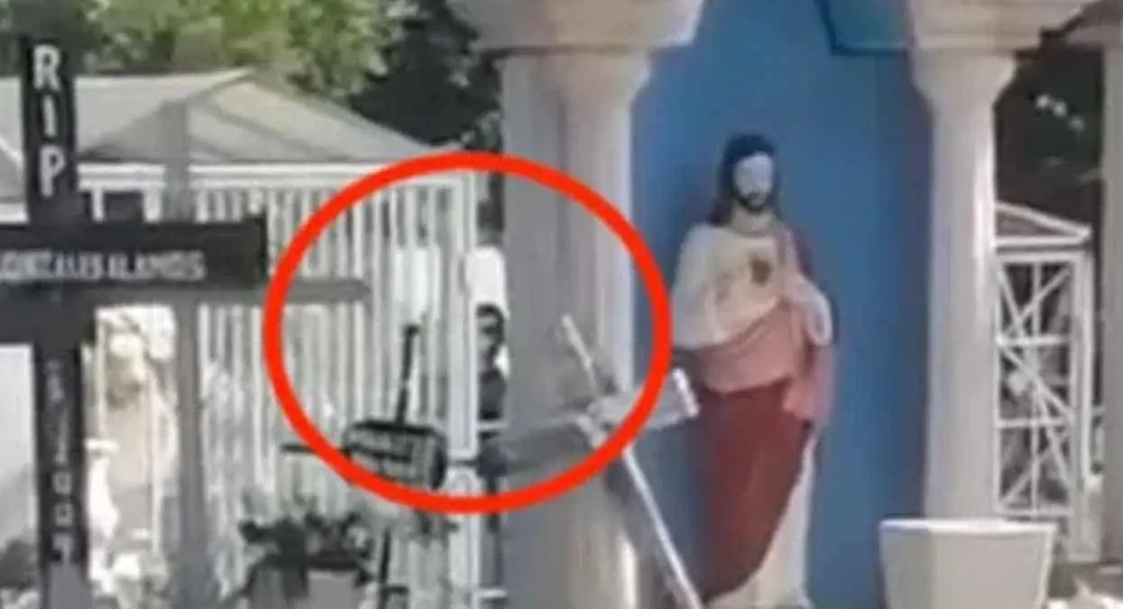 VIDEO. Captan a niño fantasma jugando en el panteón