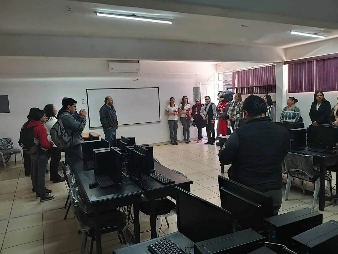Equipan aula de cómputo en el Cbtis 188