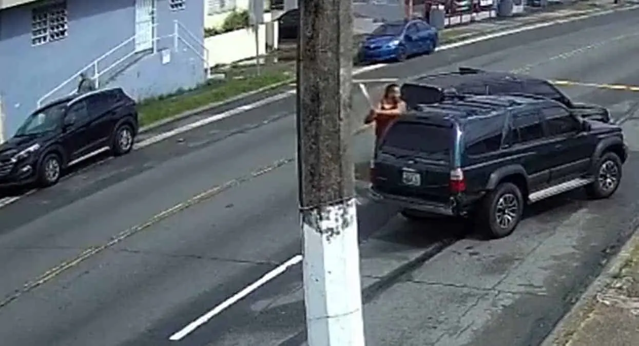 VIDEO. Se baja a batearle el carro y acaba asesinado a balazos