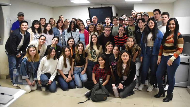 Visitan estudiantes de la ULSA oficinas de Diario del Yaqui