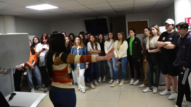 Visitan estudiantes de la ULSA oficinas de Diario del Yaqui