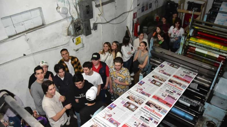 Visitan estudiantes de la ULSA oficinas de Diario del Yaqui