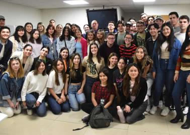 Visitan estudiantes de la ULSA oficinas de Diario del Yaqui