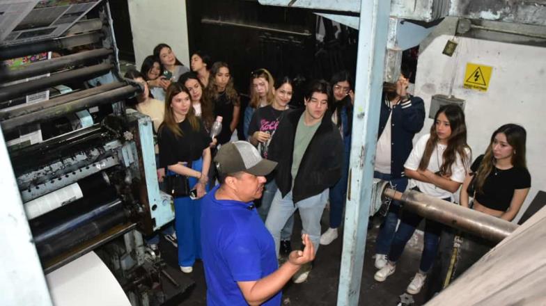 Visitan estudiantes de la ULSA oficinas de Diario del Yaqui