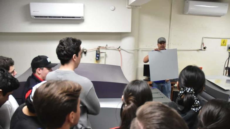 Visitan estudiantes de la ULSA oficinas de Diario del Yaqui