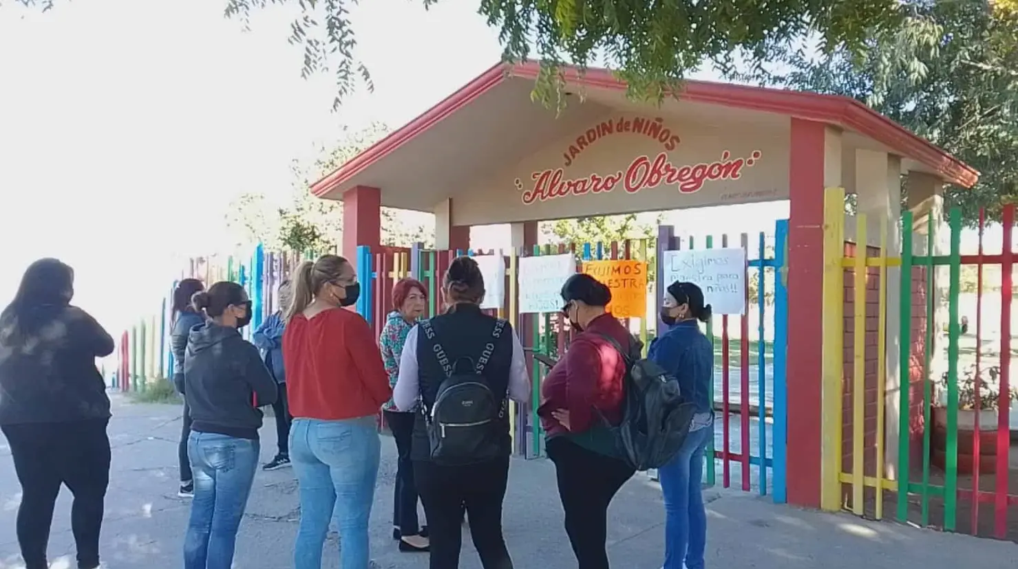 Piden padres de familia maestra de kínder