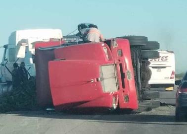 Vuelca tráiler cargado de elote