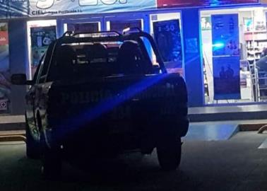 Asalta autoservicio con machete