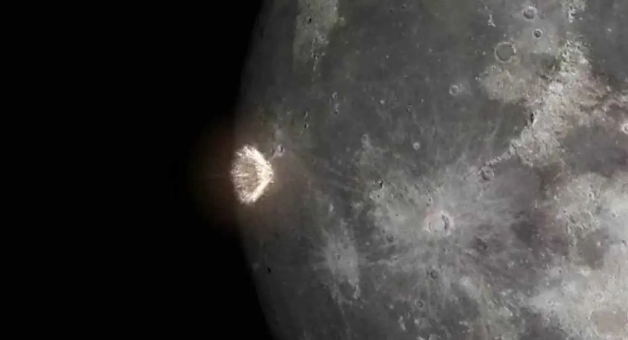 VIDEO. Captan momento en que meteorito se estrella contra la Luna