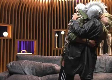 VIDEO. Adela Micha y Escorpión Dorado se dan tremendo beso