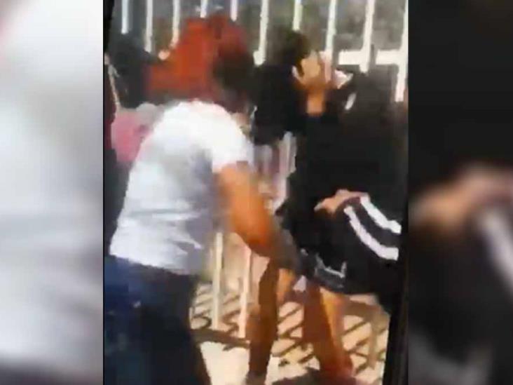 Video. Se agarran a golpes estudiantes de secundaria en BCS Video. Se agarran a golpes estudiantes de secundaria en BCS