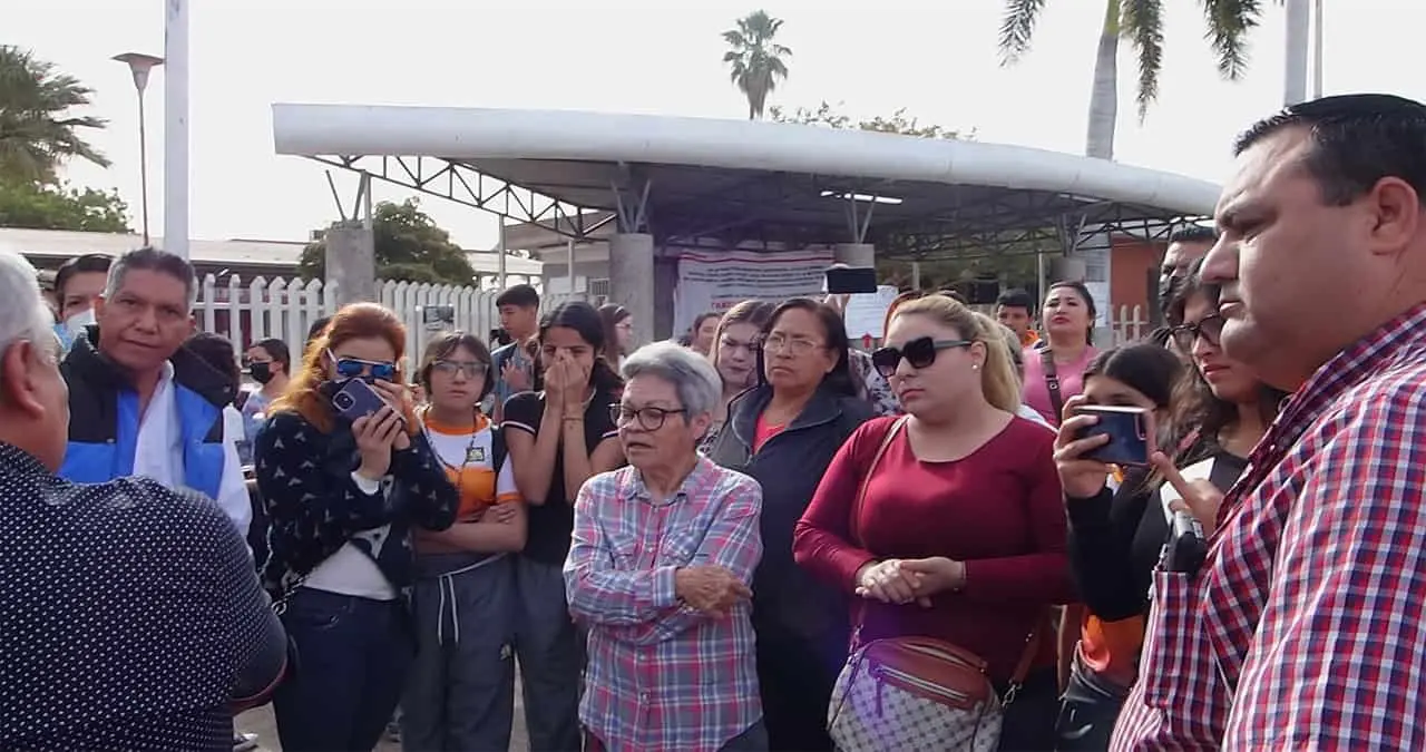 Cierran padres de familia Secundaria No. 2