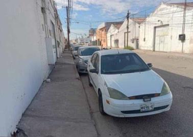 Abandonan auto robado en céntrico callejón