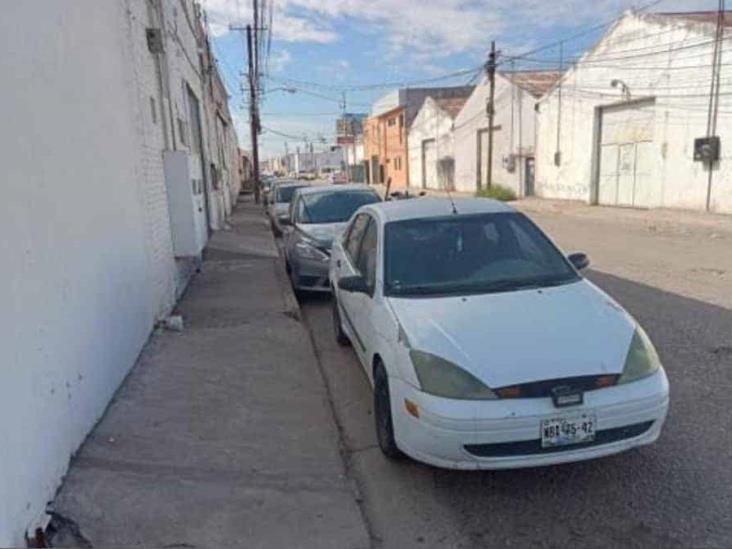 Abandonan auto robado en céntrico callejón Abandonan auto robado en céntrico callejón