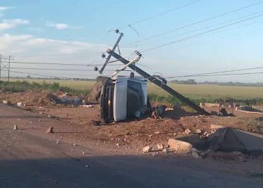 Automovilista derriba poste en el Valle del Yaqui