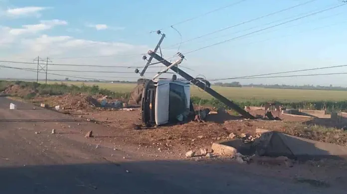 Automovilista derriba poste en el Valle del Yaqui Automovilista derriba poste en el Valle del Yaqui