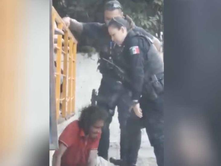 Video. Policías municipales agreden a indigente Video. Policías municipales agreden a indigente