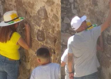 Turistas rayan el "Callejón del Beso"