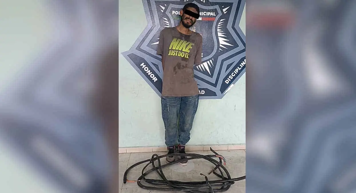 Lo "cachan" robando en un kínder
