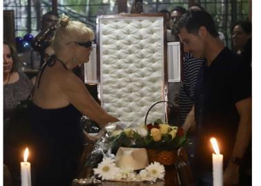 Llega Leonardo García al funeral de su papá