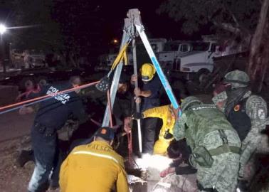 Rescatan a niña que cayó a alcantarilla
