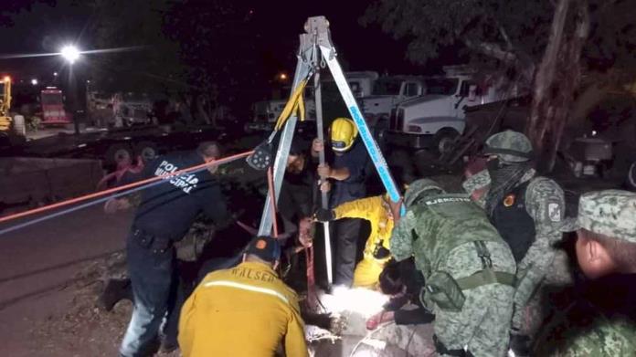 Rescatan a niña que cayó a alcantarilla Rescatan a niña que cayó a alcantarilla