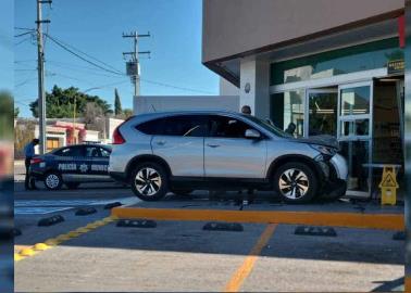 Se estampa camioneta en negocio