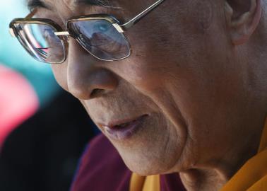 Dalai Lama se disculpa tras polémica de beso a un niño