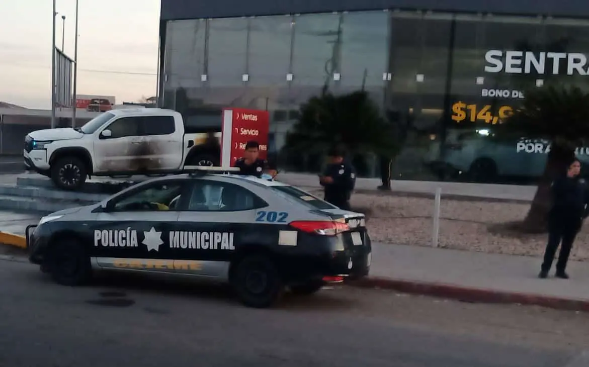 Dañan autos en venta con bombas molotov