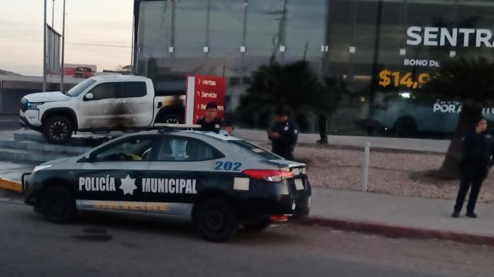 Dañan autos en venta con bombas molotov Dañan autos en venta con bombas molotov