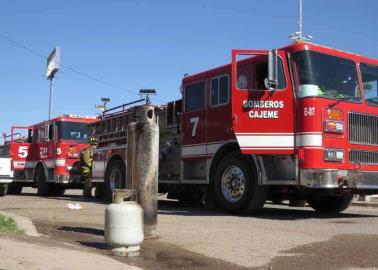 Arden cilindros de gas en vivienda de Urbi