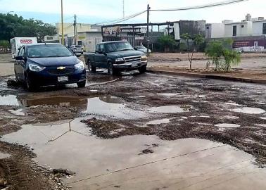 Vecinos de El Campanario, entre baches y aguas negras